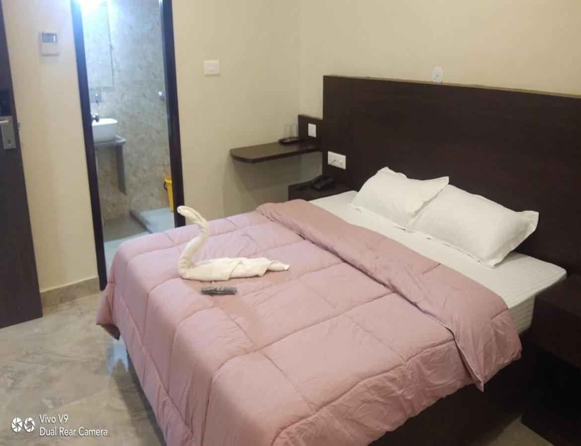 Hotel Artika Inn พาราณสี ภายนอก รูปภาพ
